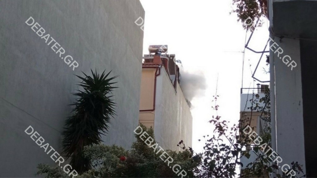 Υπό έλεγχο η φωτιά σε δώμα στην Πετρούπολη (pics&vid)
