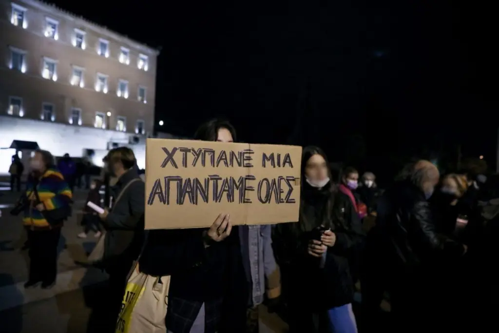 Συγκέντρωση κατά των γυναικοκτονιών στο Σύνταγμα – “Δεν είσαι μόνη, δεν είσαι η μόνη”