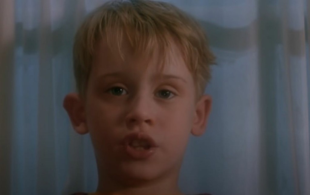 Όταν ο Μακόλεϊ Κάλκιν από το “Home Alone” τα βάζει με τον κορονοϊό – Το viral video των Χριστουγέννων