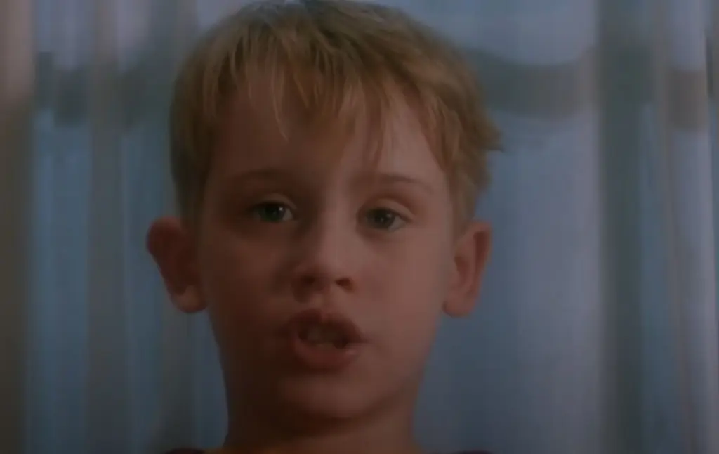 Όταν ο Μακόλεϊ Κάλκιν από το “Home Alone” τα βάζει με τον κορονοϊό – Το viral video των Χριστουγέννων