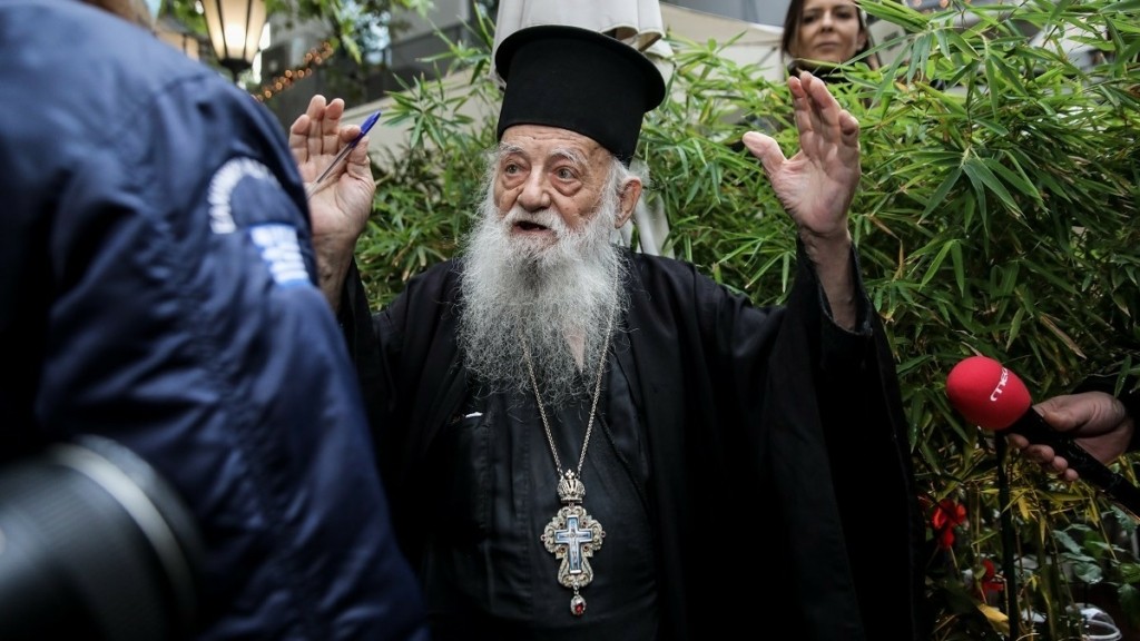 Ένταση έξω από την Αρχιεπισκοπή – Ιερέας-διαδηλωτής φώναζε στον Πάπα “είσαι αιρετικός” (pics)