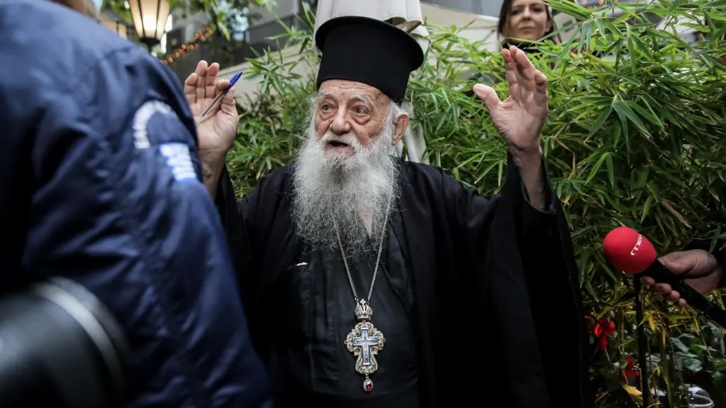 Ένταση έξω από την Αρχιεπισκοπή – Ιερέας-διαδηλωτής φώναζε στον Πάπα “είσαι αιρετικός” (pics)
