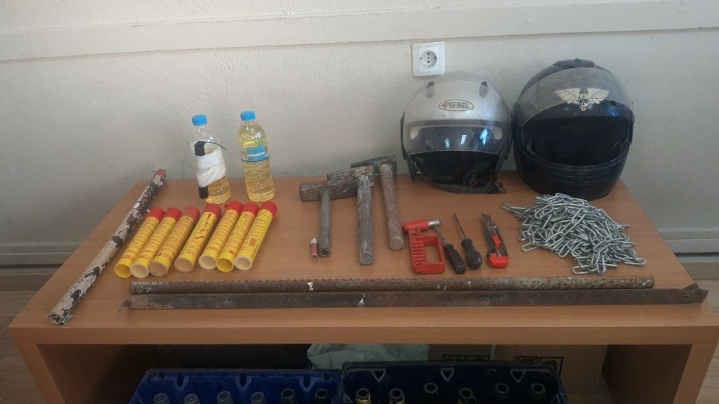 “Ντου” της αστυνομίας σε συνδέσμους οπαδών στην Ήπειρο – Κατασχέθηκαν φωτοβολίδες, μαχαίρια και σκεπάρνια (pics)