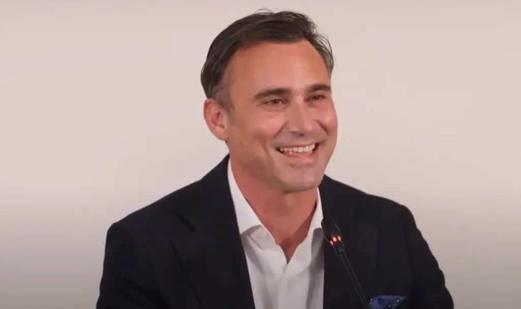 Ο Γιώργος Καπουτζίδης “σφάζει” με το γάντι την Αφροδίτη Λατινοπούλου (vid)