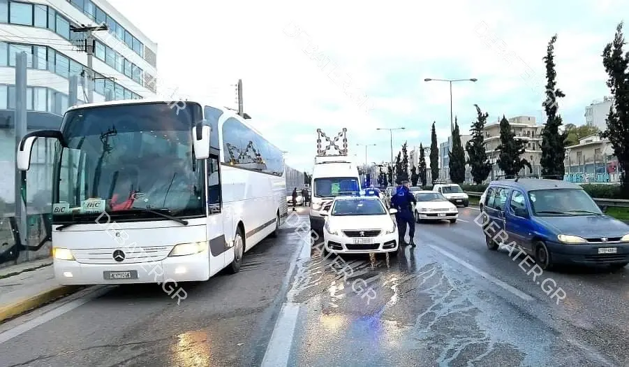 Κομφούζιο στον Κηφισό μετά από καραμπόλα 4 οχημάτων – Πούλμαν τράκαρε με αυτοκίνητο (pics&vid)