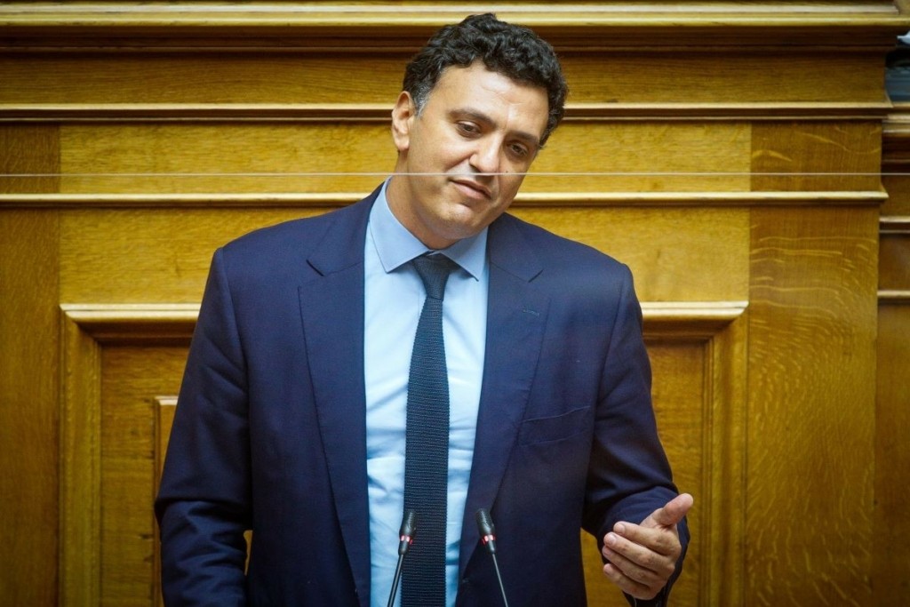 Η τρυφερή φωτογραφία του Βασίλη Κικίλια με τον γιο του στο χριστουγεννιάτικο δέντρο (pic)
