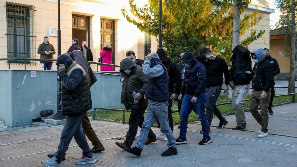 Στη φυλακή έξι κατηγορούμενοι για το κύκλωμα των παράνομων ελληνοποιήσεων – Ανάμεσά τους και ο “εγκέφαλος”