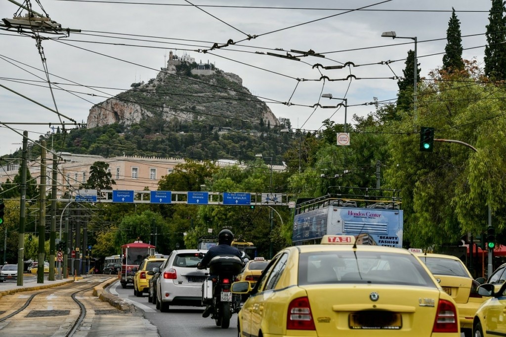 Κίνηση ΤΩΡΑ – Κυκλοφοριακό “έμφραγμα” στο κέντρο της Αθήνας – “Απροσπέλαστο” το “δαχτυλίδι”