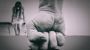 Εξάρχεια: 40χρονος κυκλοφορεί με κουζινομάχαιρο σε πολυκατοικία – Τι λένε δυο γυναίκες και η μητέρα του (Βίντεο)