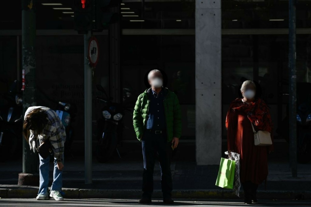 Στα 7.665 τα νέα κρούσματα την παραμονή των Χριστουγέννων – 94 θάνατοι και 624 διασωληνωμένοι