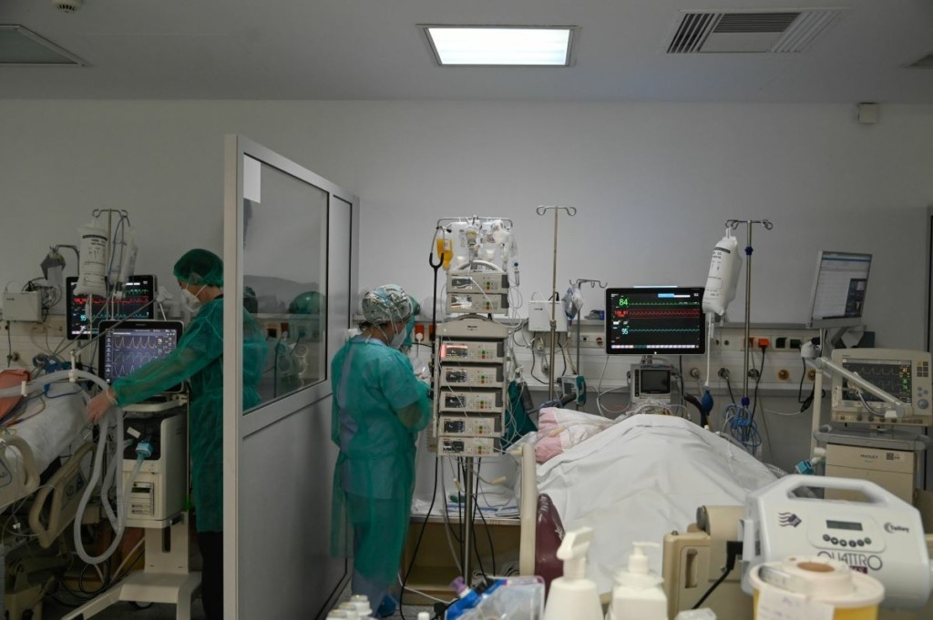 Νέα αύξηση των διασωληνωμένων – Στα 5.641 τα κρούσματα την Τετάρτη