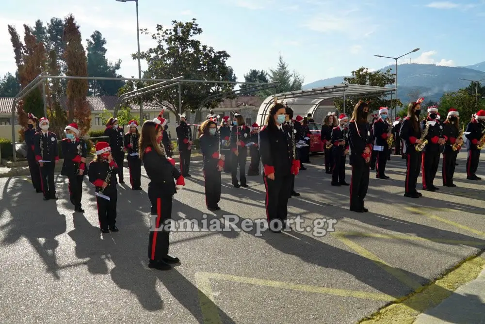 Συγκινητικές στιγμές στη Λαμία – Η Φιλαρμονική είπε τα κάλαντα σε ασθενείς με κορονοϊό και υγειονομικούς (vid)
