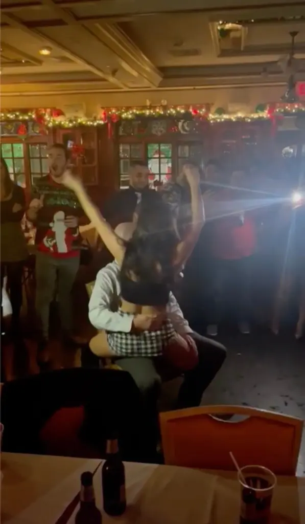 Αστυνομικός χόρευε αισθησιακά lap dance πάνω στον υπαρχηγό της (pic&vid)