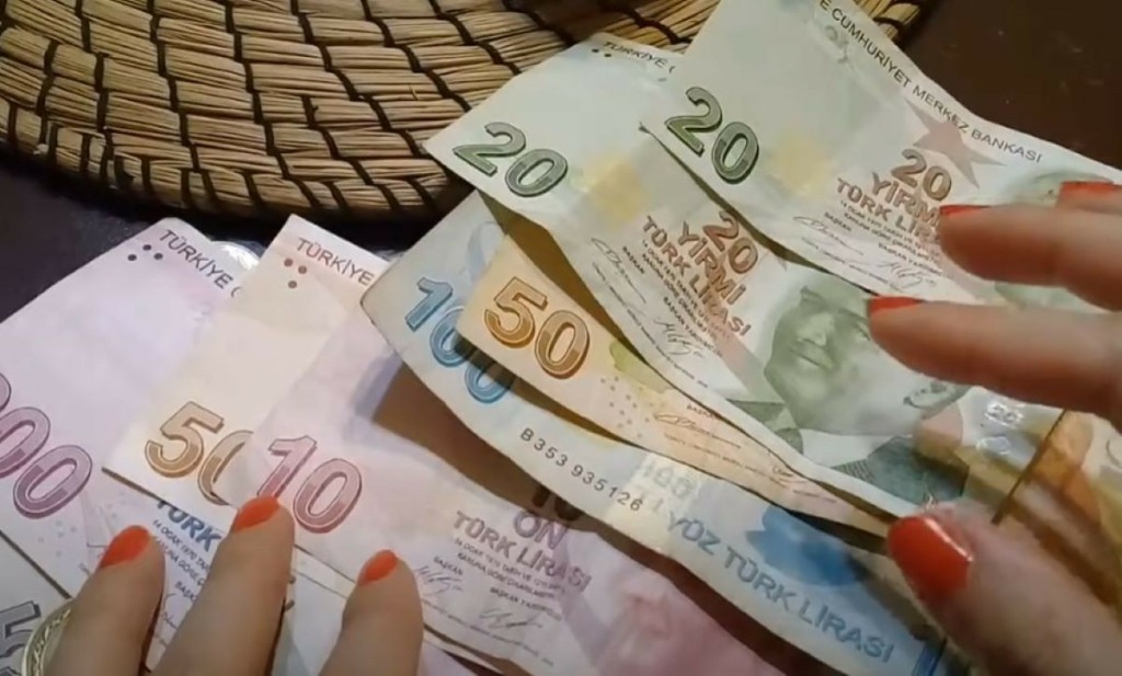 Συνεχίζεται η κατρακύλα της τουρκικής λίρας – “Μη βιώσιμη η πολιτική Ερντογάν”