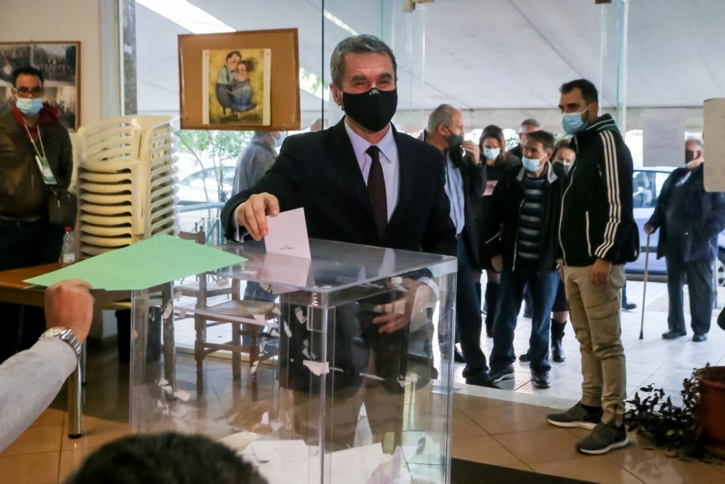 Χαμογελαστός στην κάλπη του ΚΙΝΑΛ ο Ανδρέας Λοβέρδος