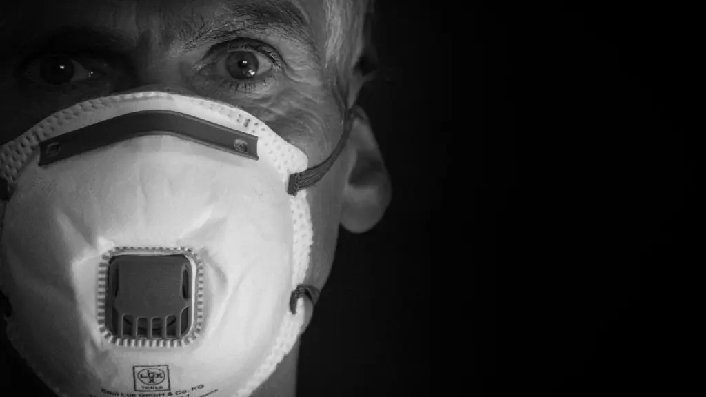 Τι είναι η μάσκα ΚΝ-95 που προστατεύει καλύτερα – Γιατί δεν έχει νόημα η διπλή χειρουργική (vid)