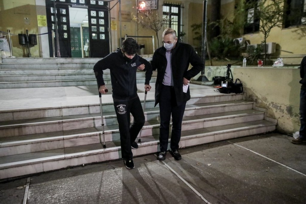 Με πατερίτσες στην Ευελπίδων ο Μένιος Φουρθιώτης (pics)