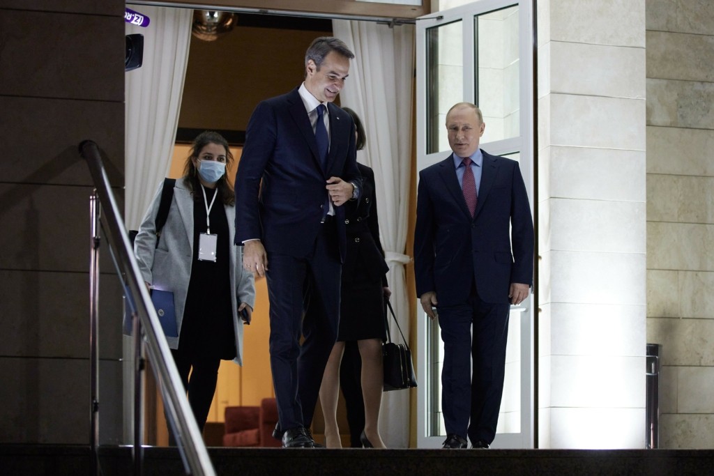 Πώς αποτιμά τη συνάντηση Μητσοτάκη-Πούτιν η κυβέρνηση – “Αναθερμαίνονται οι ελληνορωσικές σχέσεις”