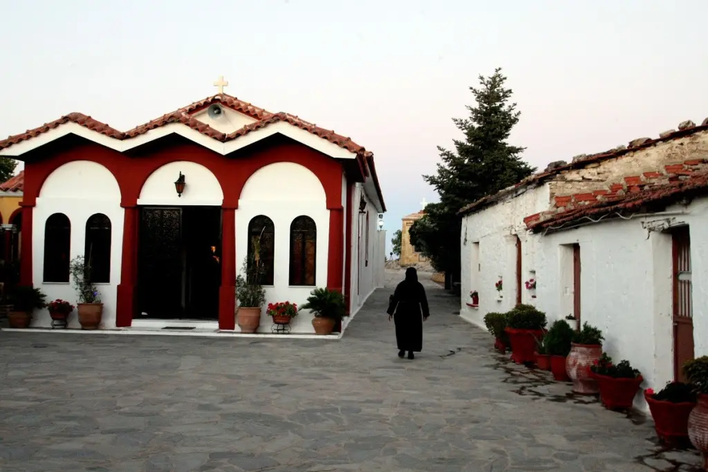 Θεσσαλονίκη: Μοναχές έδιωξαν 12χρονη από τον τάφο του Αγίου Παϊσίου επειδή φορούσε παντελόνι