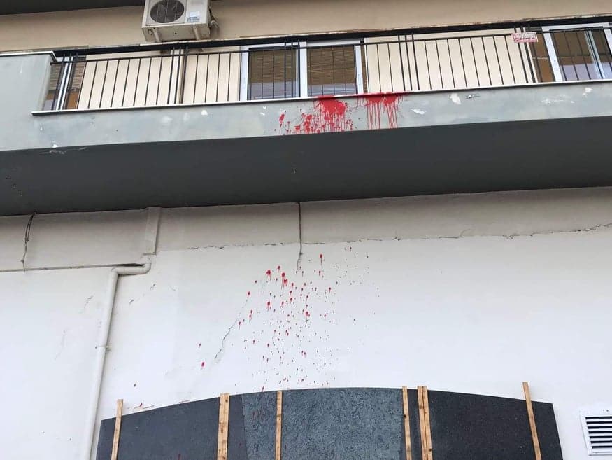 Επίθεση αρνητών στο κτίριο της 6ης ΥΠΕ στην Πάτρα – Πέταξαν μπογιές, έγραψαν συνθήματα (pics)