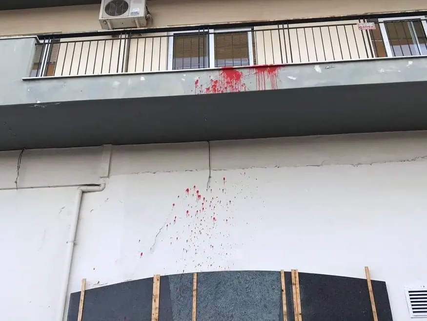 Επίθεση αρνητών στο κτίριο της 6ης ΥΠΕ στην Πάτρα – Πέταξαν μπογιές, έγραψαν συνθήματα (pics)