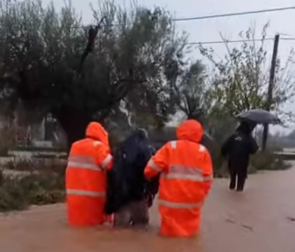 Η δραματική στιγμή απεγκλωβισμού ηλικιωμένου από τη “μανία” του ρέματος στη Ναύπακτο (vid)