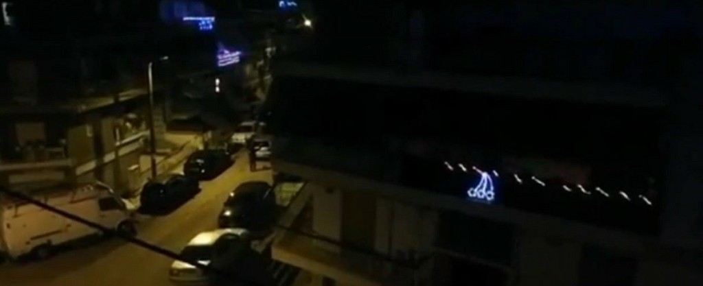 Θεσσαλονικιός σταμάτησε με το αμάξι στη μέση του δρόμου, έβαλε μουσική και άρχισε να ξεσαλώνει με χορό (pic&vid)