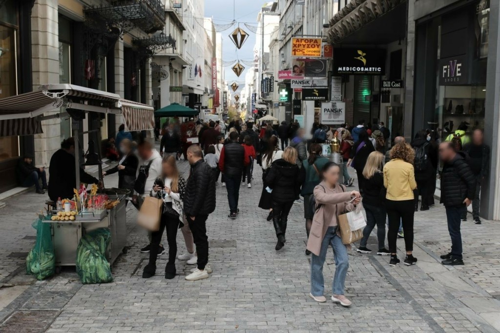 Υπό τη σκιά της Όμικρον οι φετινές γιορτές – Μολύνονται άνθρωποι που έχουν περάσει κορονοϊό