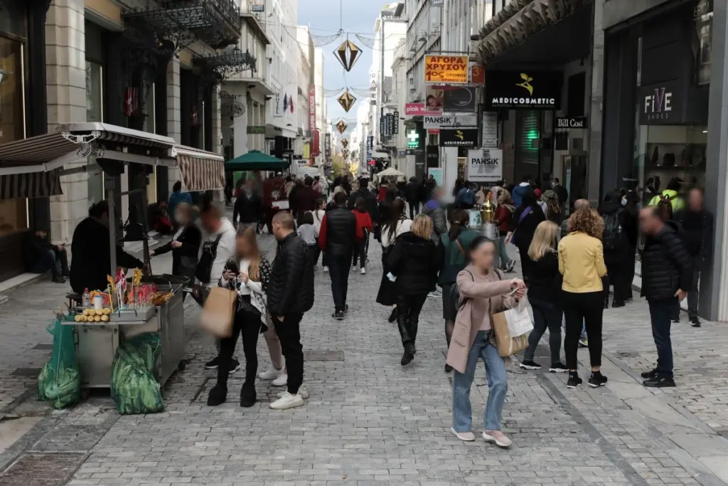 Υπό τη σκιά της Όμικρον οι φετινές γιορτές – Μολύνονται άνθρωποι που έχουν περάσει κορονοϊό