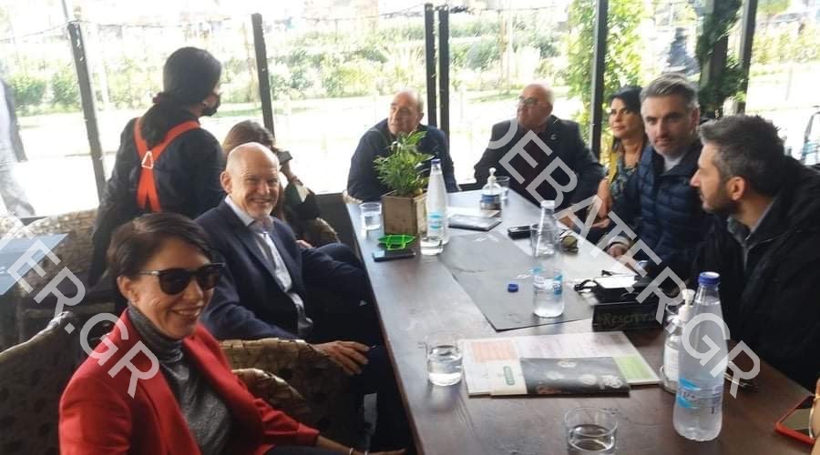 “Εκλογικό” καφέ με φίλους απόλαυσε ο Γιώργος Παπανδρέου αφού ψήφισε