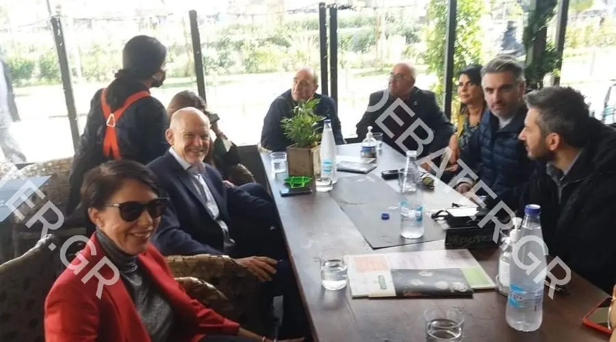 “Εκλογικό” καφέ με φίλους απόλαυσε ο Γιώργος Παπανδρέου αφού ψήφισε