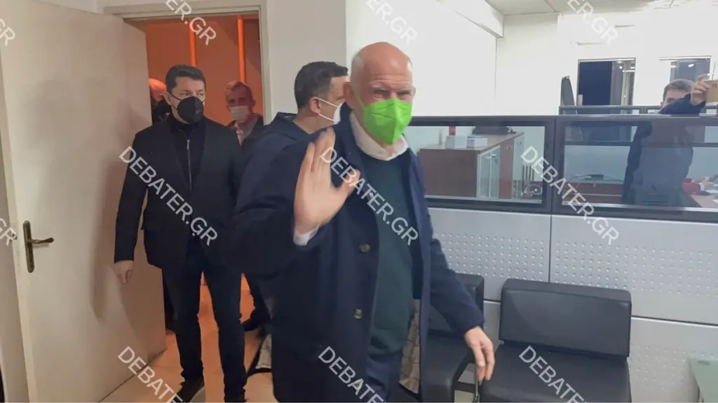 Χαμόγελα και selfies στο “στρατηγείο” του Γιώργου Παπανδρέου – Η “συμβολική” μάσκα (pics&vids)