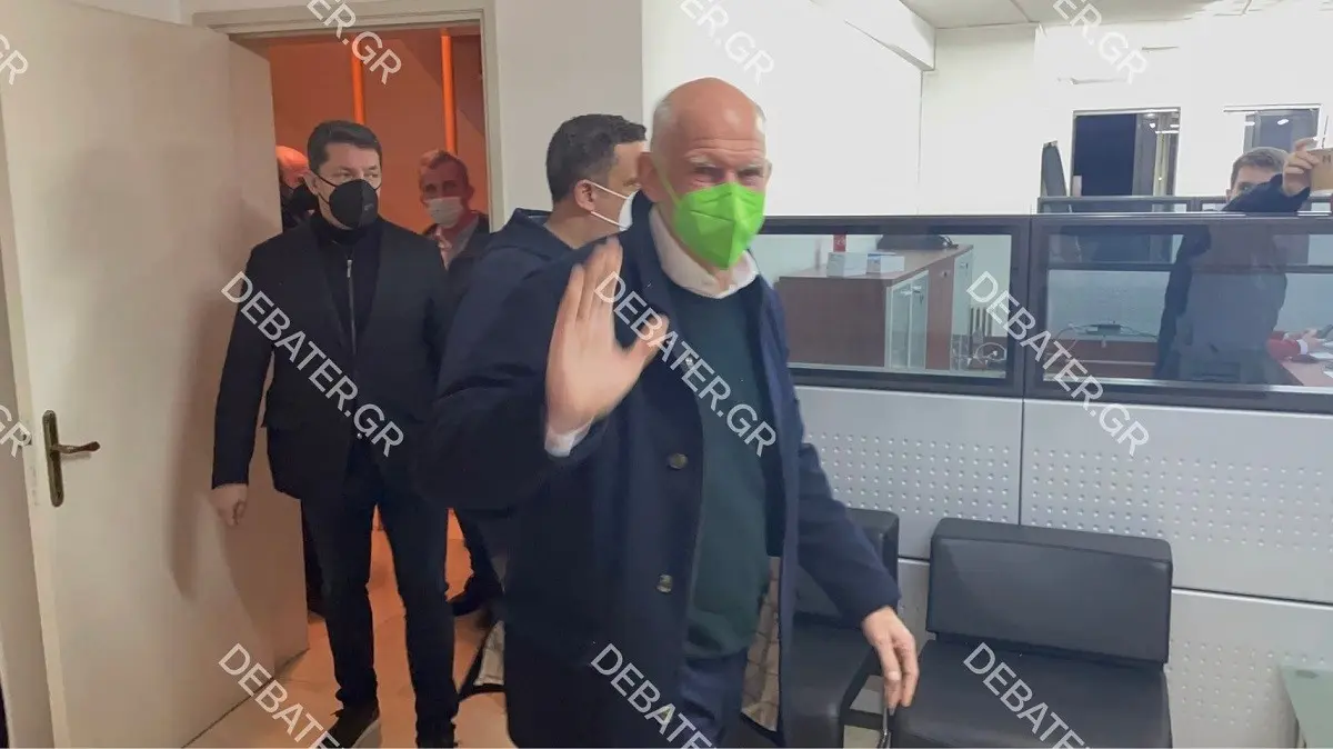 Χαμόγελα και selfies στο “στρατηγείο” του Γιώργου Παπανδρέου – Η “συμβολική” μάσκα (pics&vids)