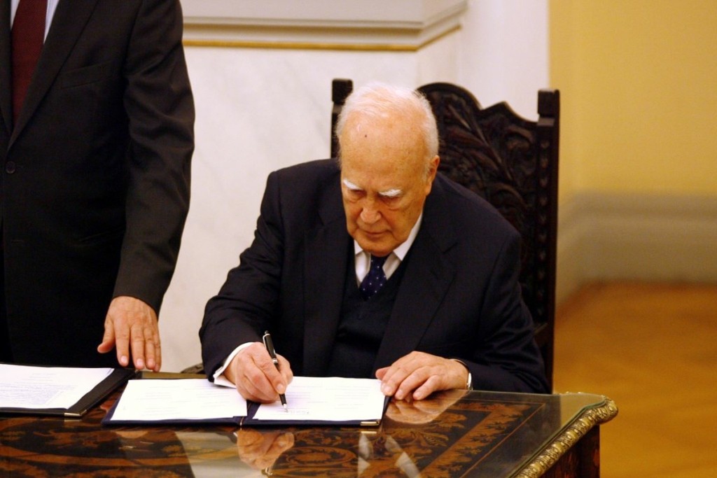 Σε στενό οικογενειακό κύκλο η ταφή του Κάρολου Παπούλια – Που θα γίνει