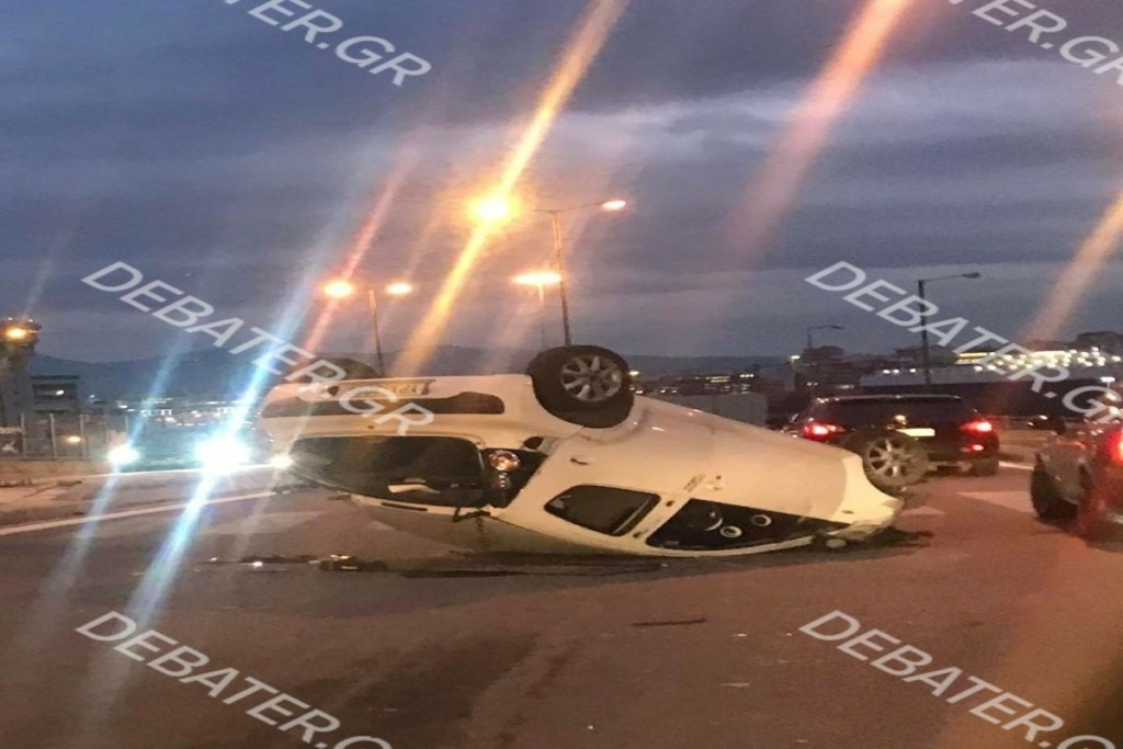 Άγιο είχε οδηγός στον Πειραιά – Ντελαπάρισε το όχημα του και βγήκε σώος (pic)