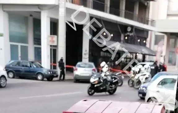 Χειροβομβίδα βρέθηκε έξω από κατάστημα στο Περιστέρι (pic)