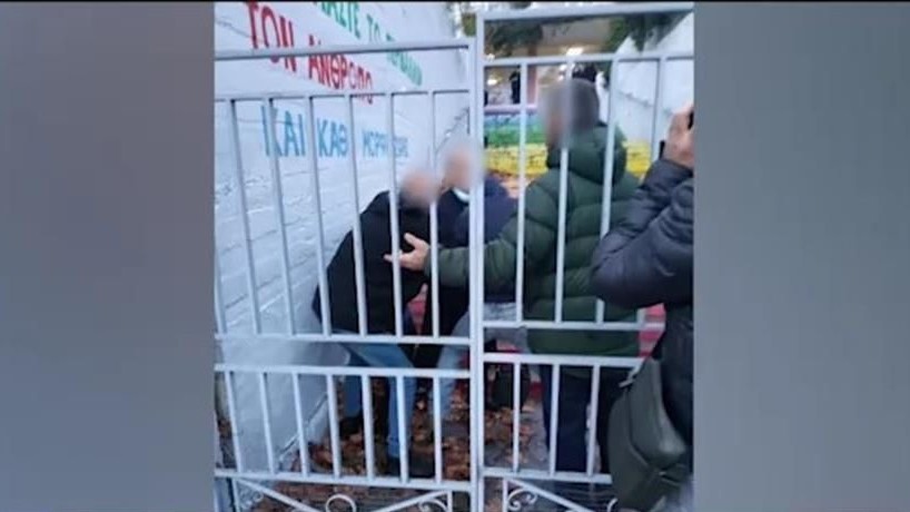Καρέ καρέ η επίθεση των “θεματοφυλάκων του Συντάγματος” στον γυμνασιάρχη (vids)
