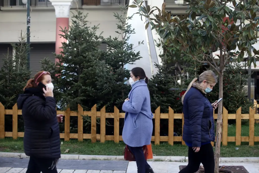 Παραμένει στο “βαθύ κόκκινο” στον χάρτη του ECDC η Ελλάδα – Ανέβηκε επίπεδο στον δείκτη θετικότητας
