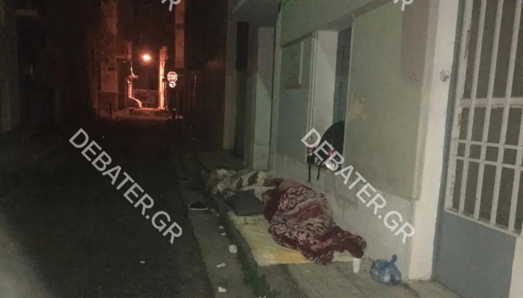 Οικογένεια προσφύγων κοιμήθηκε στο δρόμο μετά την καταστροφική φωτιά σε κατοικία στο Μεταξουργείο (vid)