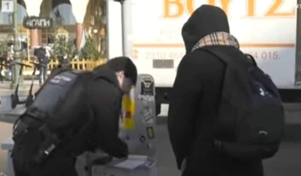 Αστυνομικός έκοψε πρόστιμο για μη χρήση μάσκας… χωρίς να φορά μάσκα – Τώρα θα πληρώσει εκείνος πρόστιμο