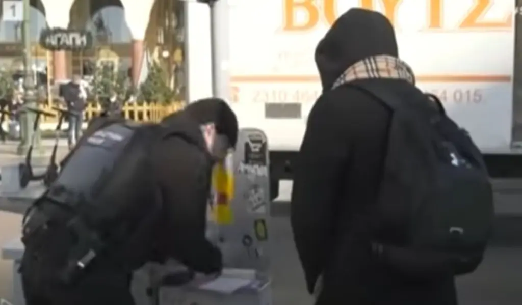 Αστυνομικός έκοψε πρόστιμο για μη χρήση μάσκας… χωρίς να φορά μάσκα – Τώρα θα πληρώσει εκείνος πρόστιμο