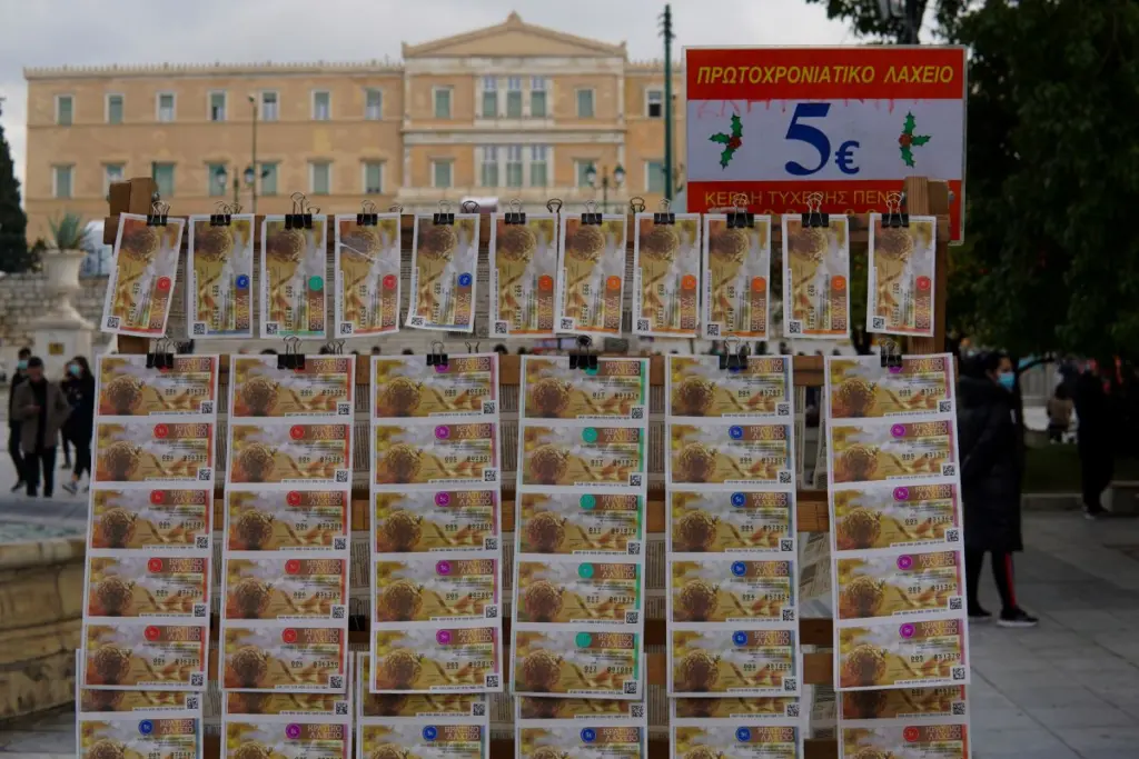 Πάνω από 3.000.000 ευρώ μοίρασε το Πρωτοχρονιάτικο Λαχείο – Δείτε αν κερδίσατε (vid)