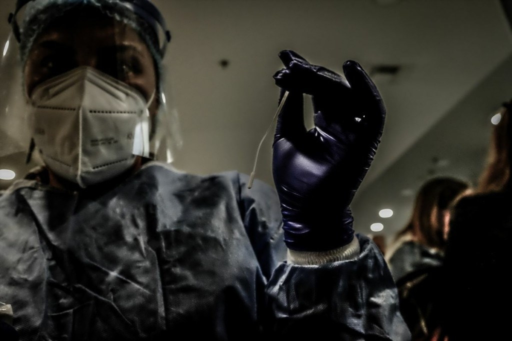 Ως και 12.000 μολύνσεις την ημέρα μετά τις γιορτές βλέπει ο Μαγιορκίνης – Τι είπε για την Όμικρον