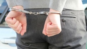 Θεσσαλονίκη: Τους έψαχναν για ενδοοικογενειακή βία και βρήκαν στα σπίτια τους ολόκληρα οπλοστάσια