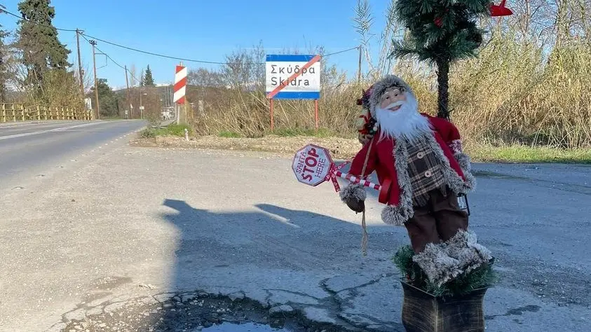 Στη Σκύδρα στόλισαν λακκούβα για τις γιορτές!
