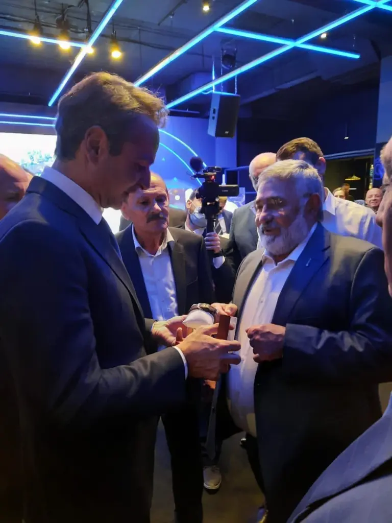 Αυτό είναι το σπάνιο ρολόι που χάρισαν στον Μητσοτάκη οι ομογενείς της Ρωσίας (pic)