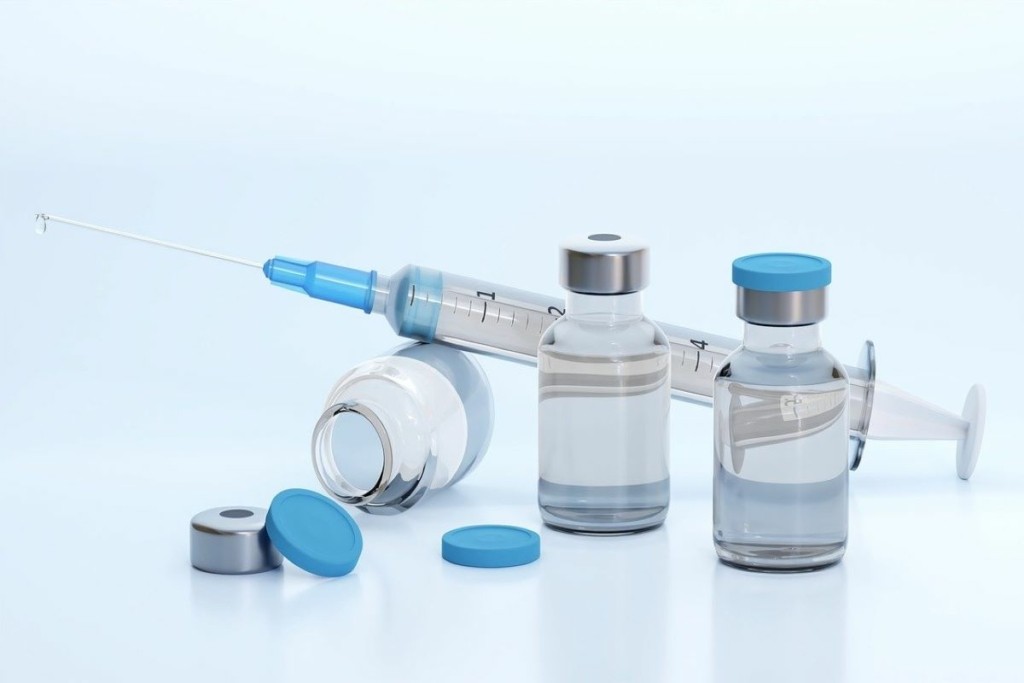 Η τρίτη δόση με mRNA “πατάει” πάνω στις δυο προηγούμενες δόσεις – Τι ξεκαθαρίζει ο Μόσιαλος