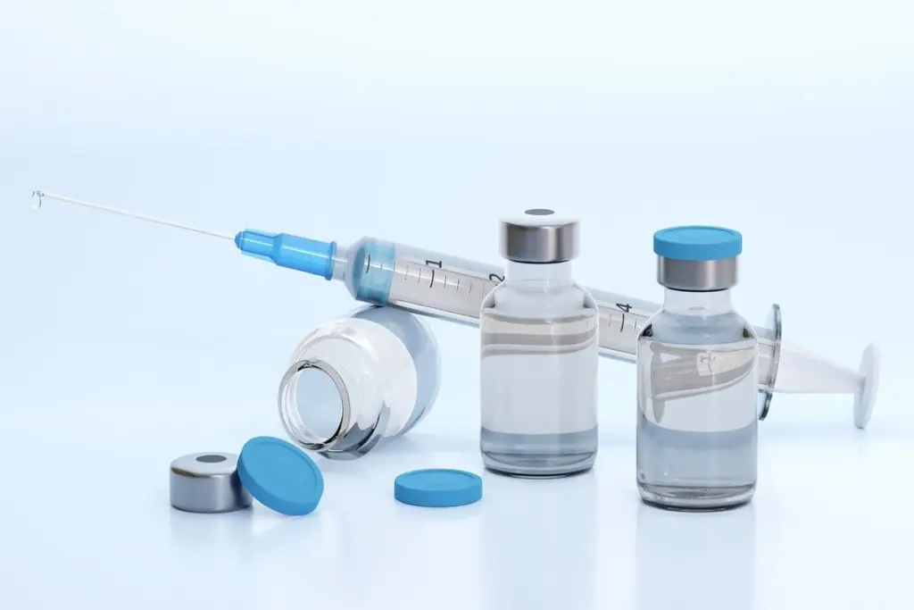 Η τρίτη δόση με mRNA “πατάει” πάνω στις δυο προηγούμενες δόσεις – Τι ξεκαθαρίζει ο Μόσιαλος