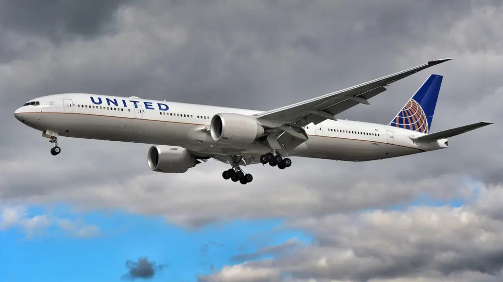 Η United Airlines κατέβασε από αεροσκάφος της έναν επιβάτη που επέμενε να φοράει στρινγκ αντί για μάσκα