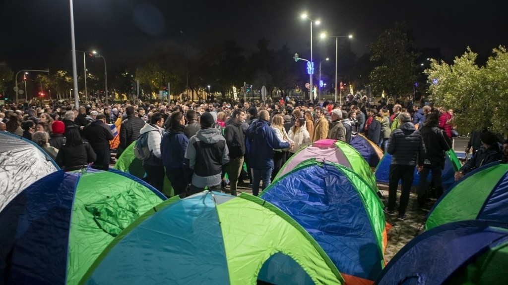 Γλέντι με χορούς και σκηνές έστησαν μπροστά από το δημαρχείο Θεσσαλονίκης οι αρνητές (pics&vid)